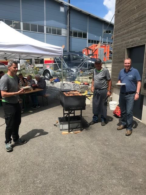Grillplausch vor dem Werkhof Leuholz, Männer am Grill, Pavillon