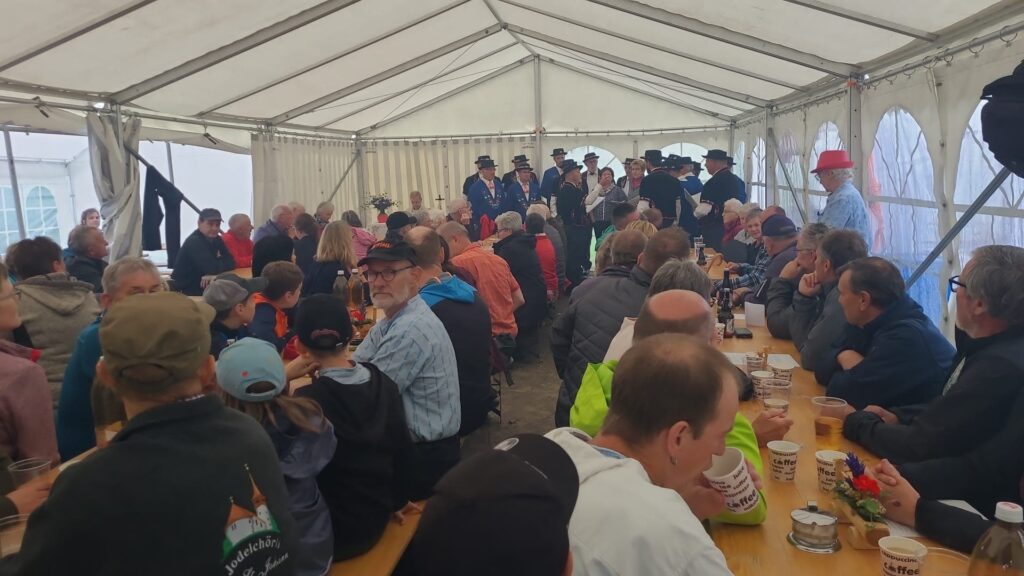 volles Festzelt mit Besuchern an langen Tischen nach dem Alpgottesdienst