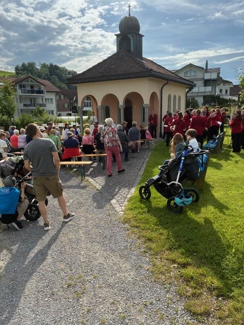 Nuoler Bittgang 2025 – St.-Wendelinskapelle Nuolen mit Besuchern und Musikgesellschaft in Rot